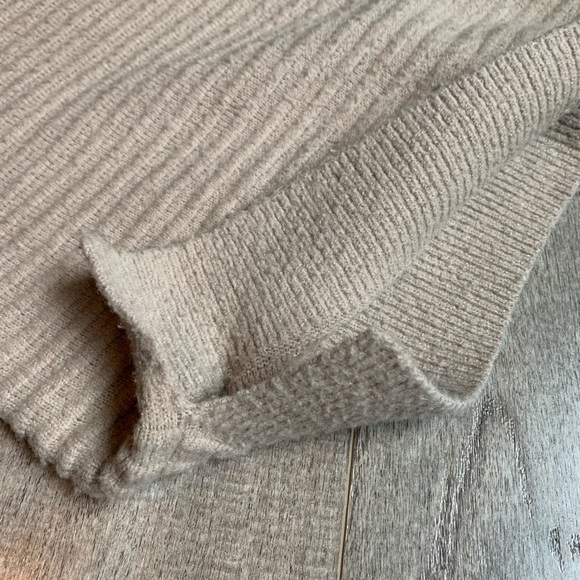 Melloday mock neck ribbed fuzzy sweater. Creamy light pink size M - Picture 5 of 9